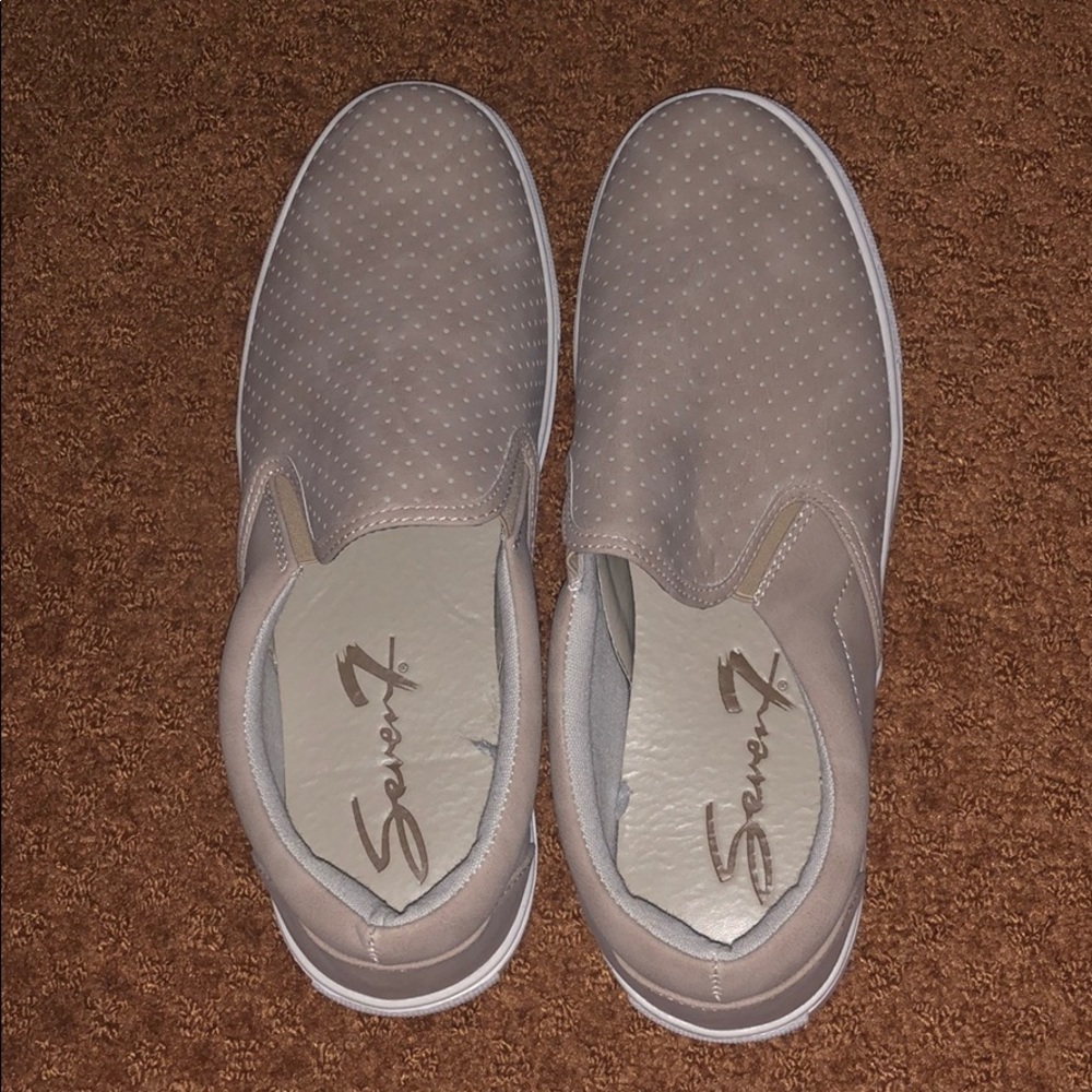 Seven7 SlipOn Sneakers! Good condition, never worn